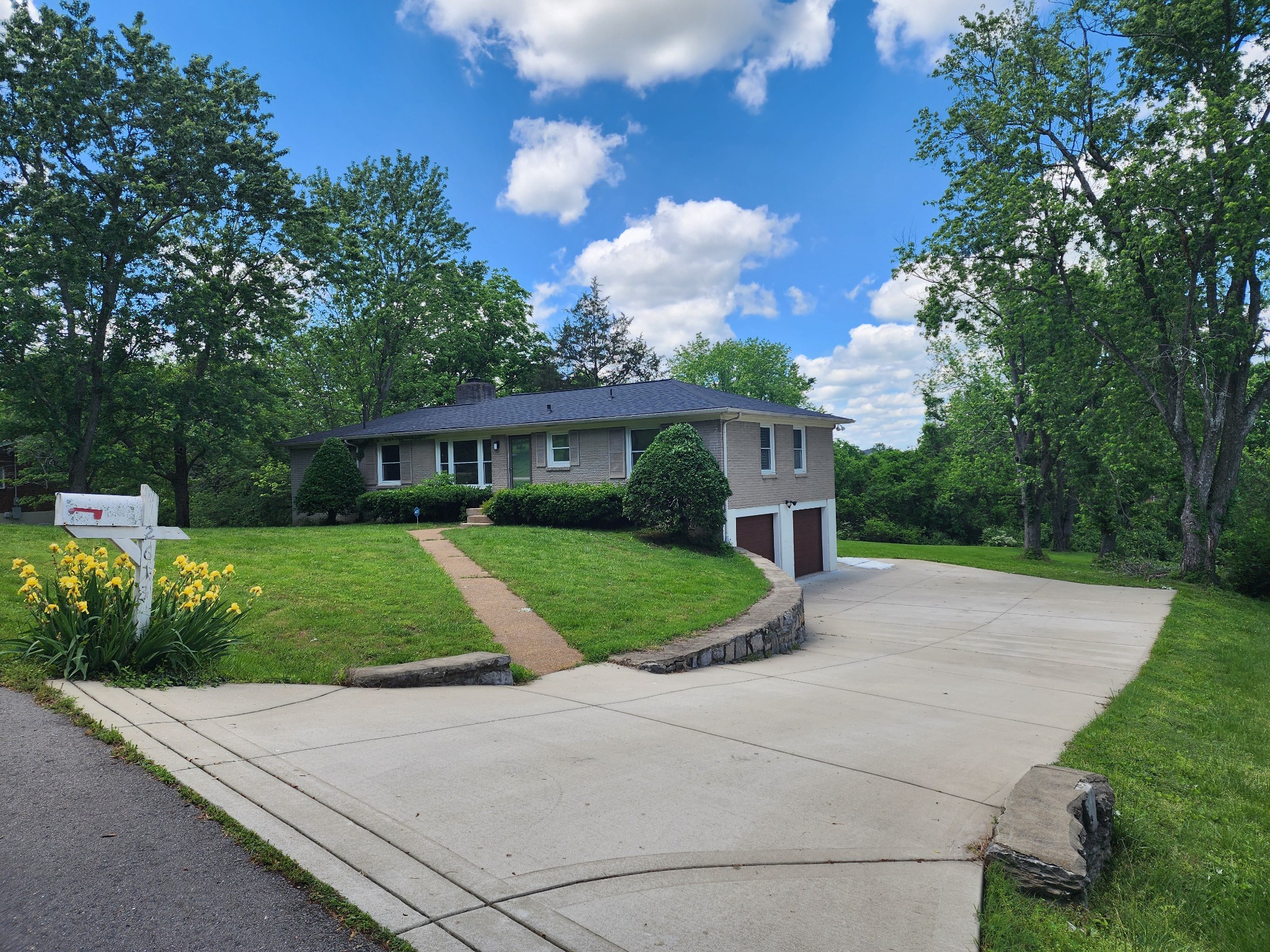 2613 Lishwood Dr primary photo