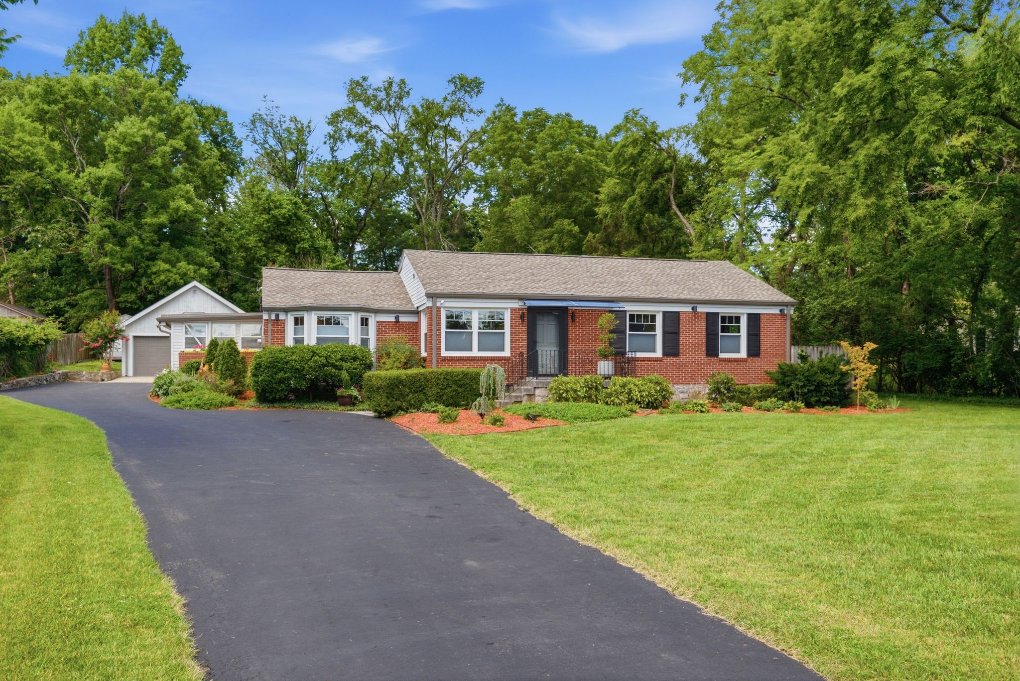 865 W Hillwood Dr