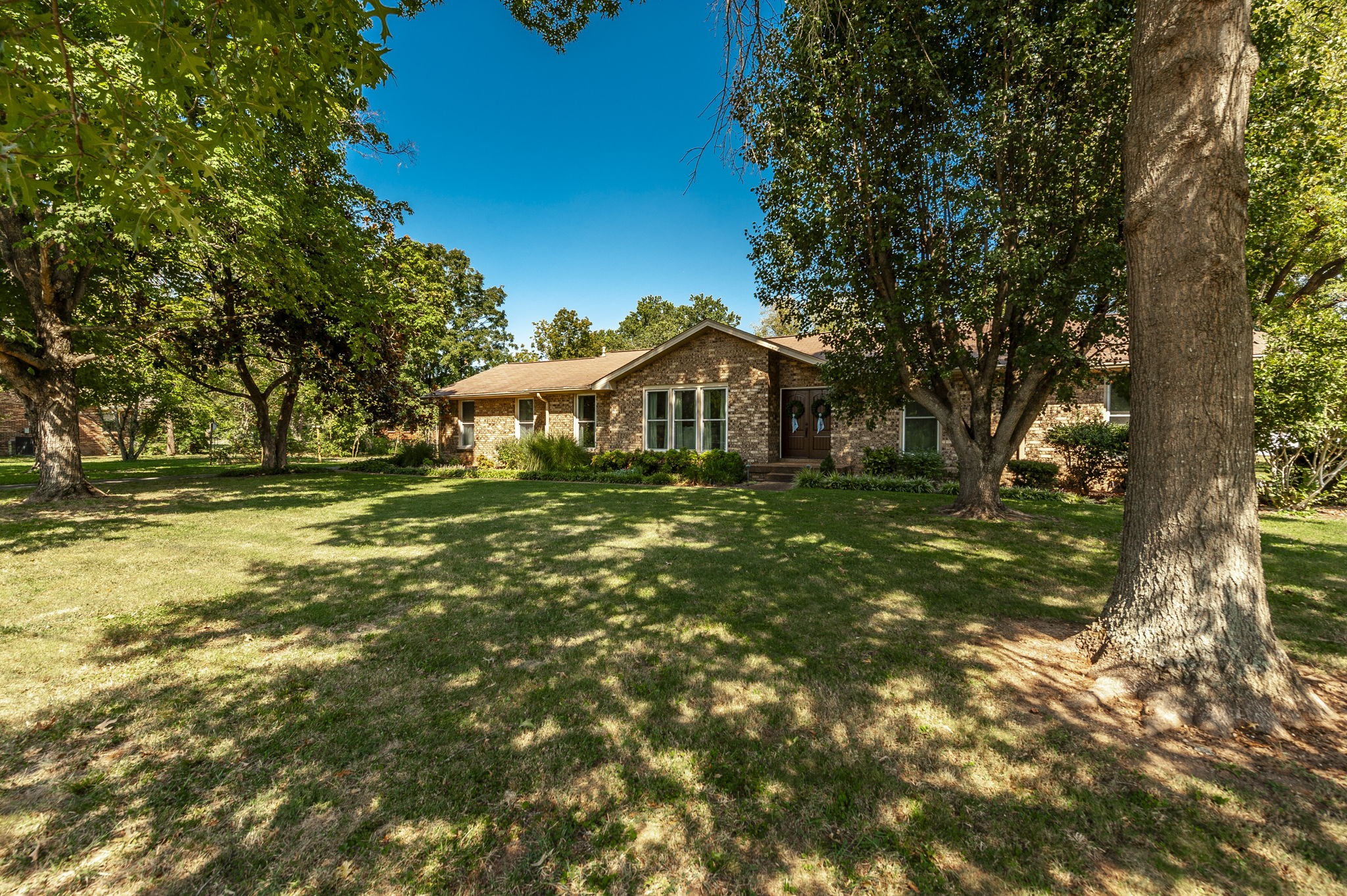 1097 Lakeshore Dr primary photo
