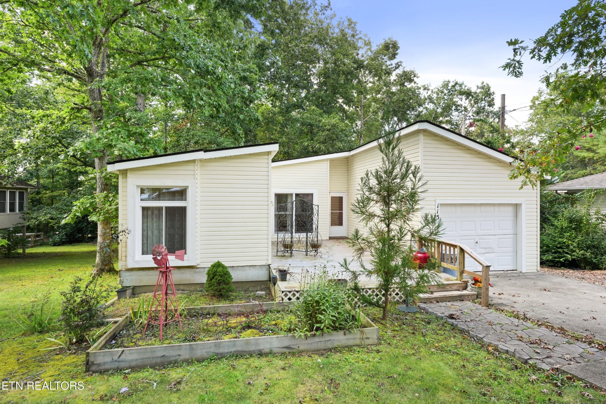 115 Lakeshire Drive primary photo
