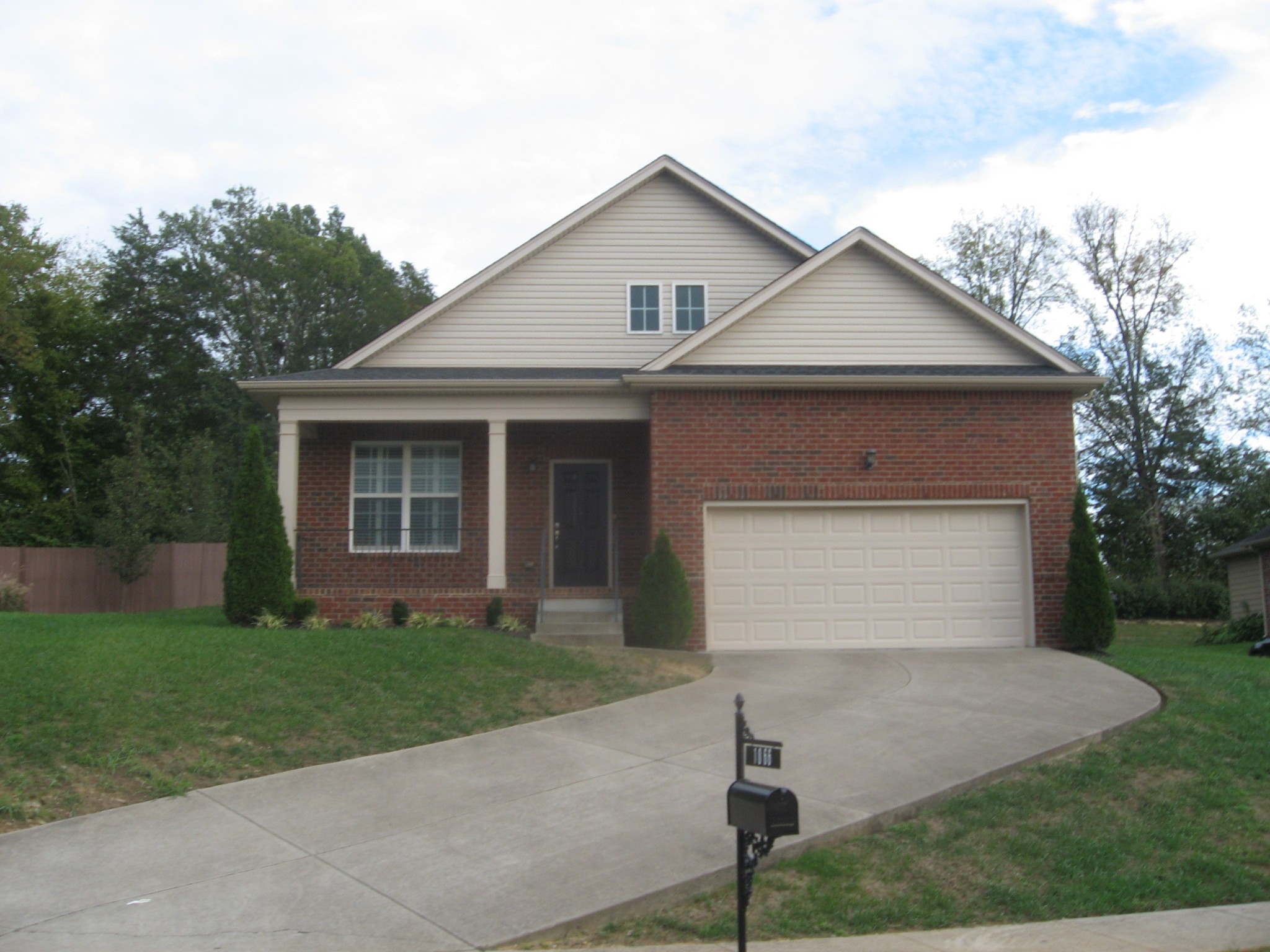 1066 Oakhall Dr