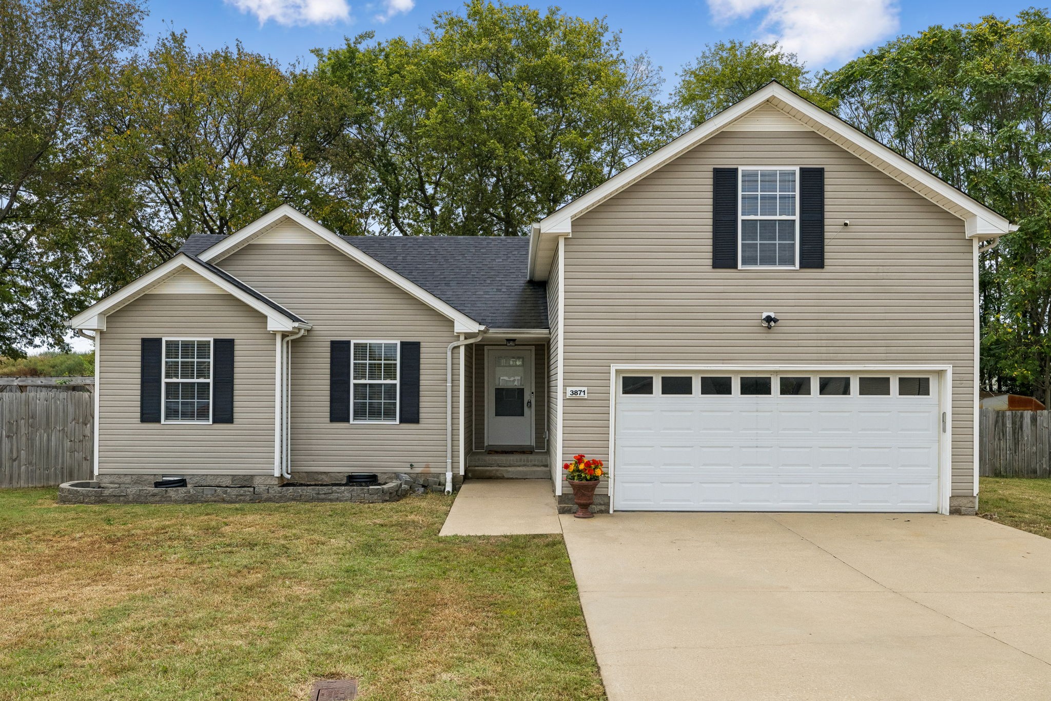 3871 Mackenzie Dr